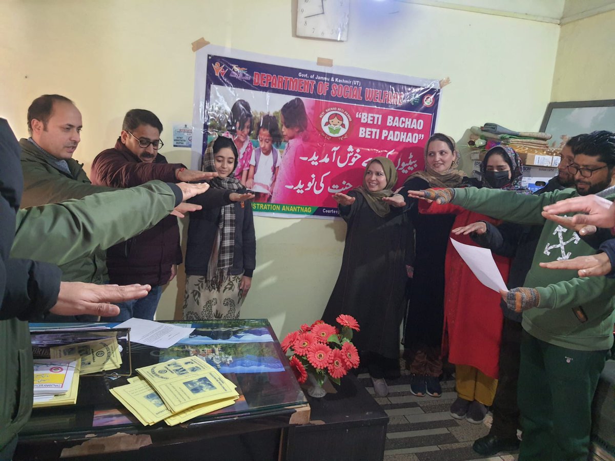 AnantnagDIPRC's tweet photo. #BBBP #PledgeCeremony
A pledge ceremony was organized in various offices in the District. At District Social Welfare Office, Anantnag, employees pledged to put their efforts for promoting welfare of the girl child and effective implementation of the welfare scheme
@basharatias_dr https://t.co/GdPqlV3eRo