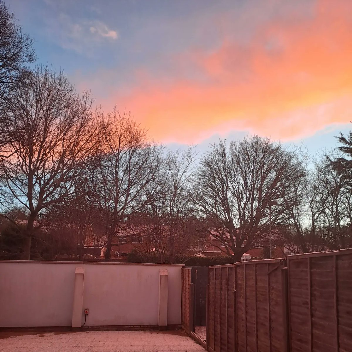 Lizzles100's tweet photo. Pretty sky this morning! 🌄❄️ https://t.co/csdSdBxSdP