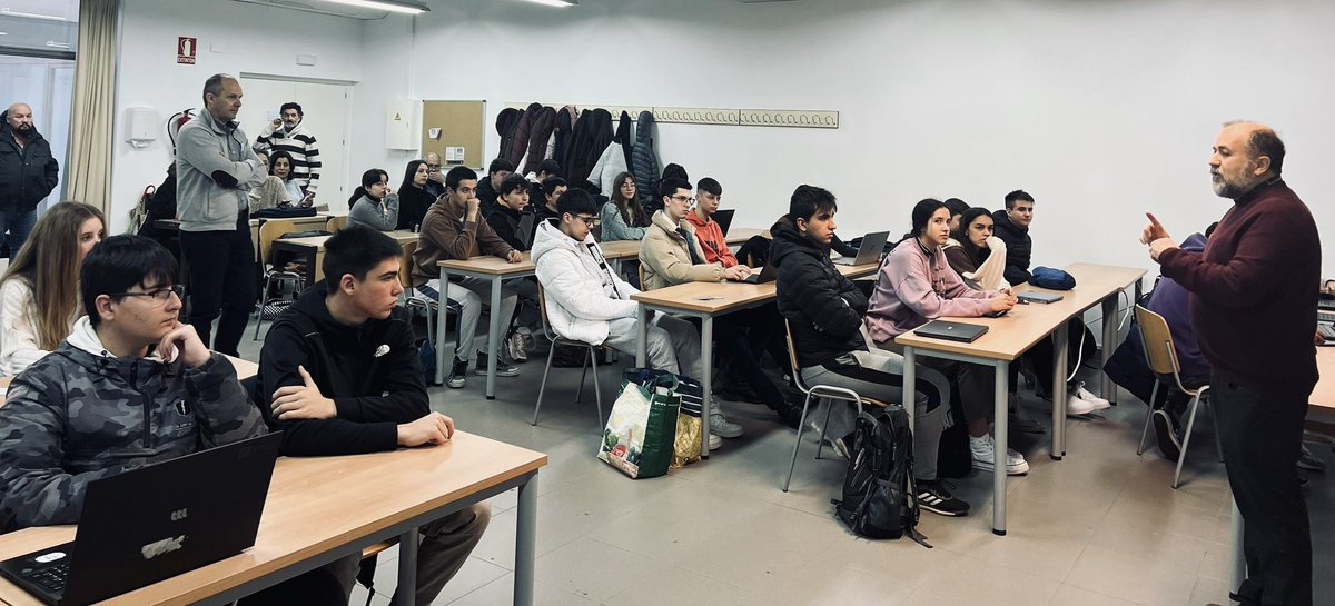 PC_UVa's tweet image. 80 estudiantes del IES Trinidad Arroyo, @IESBerruguete e @iesrecesvinto participan en el Hackathon ‘Forest Carbon Mapping’ de la Cátedra #SMARTGlobalEcosystems UVa-@sngular

Conocen la cantidad de carbono que contienen los bosques para comprender el cambio climático. #PlanTCUE