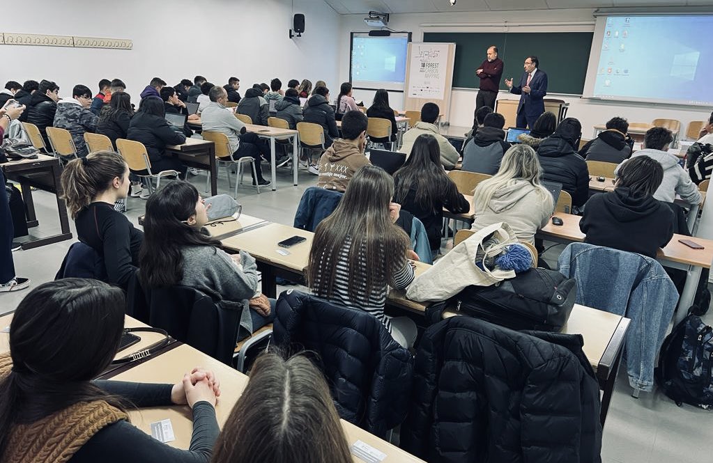 PC_UVa's tweet image. 80 estudiantes del IES Trinidad Arroyo, @IESBerruguete e @iesrecesvinto participan en el Hackathon ‘Forest Carbon Mapping’ de la Cátedra #SMARTGlobalEcosystems UVa-@sngular

Conocen la cantidad de carbono que contienen los bosques para comprender el cambio climático. #PlanTCUE