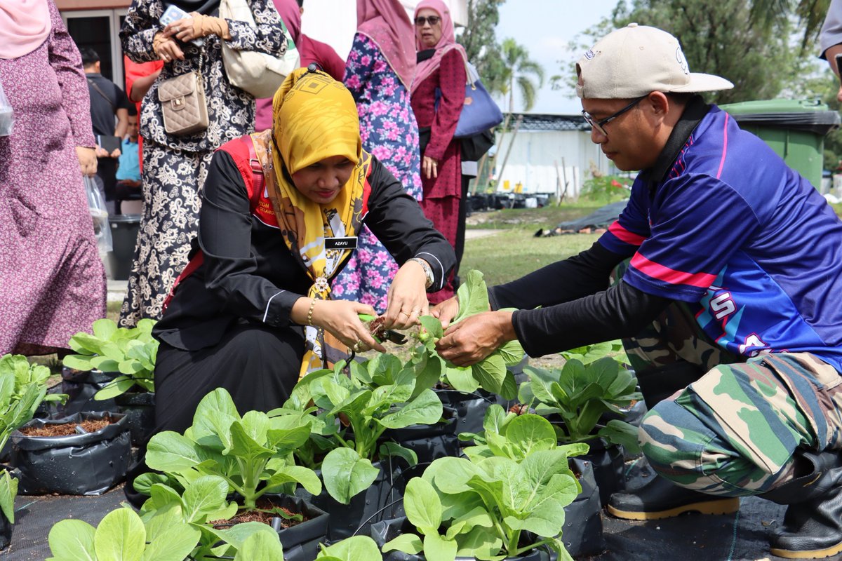 PERHEBATMy's tweet image. KOLABORASI LATIHAN KEMAHIRAN UNTUK RESKILL &amp;amp; UPSKILL WARGA KEMAS DAERAH PETALING 

Intipati lawatan strategik ini bagi memberi pendedahan &amp;amp; ruang kerjasama dalam skop latihan kemahiran untuk guru &amp;amp; kakitangan KEMAS Daerah Petaling 

@KEMAS_Official 
#PERHEBAT #KEMAS #Visit