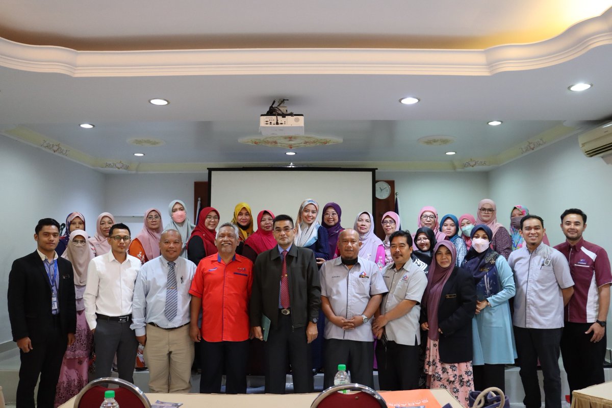 PERHEBATMy's tweet image. KOLABORASI LATIHAN KEMAHIRAN UNTUK RESKILL &amp;amp; UPSKILL WARGA KEMAS DAERAH PETALING 

Intipati lawatan strategik ini bagi memberi pendedahan &amp;amp; ruang kerjasama dalam skop latihan kemahiran untuk guru &amp;amp; kakitangan KEMAS Daerah Petaling 

@KEMAS_Official 
#PERHEBAT #KEMAS #Visit