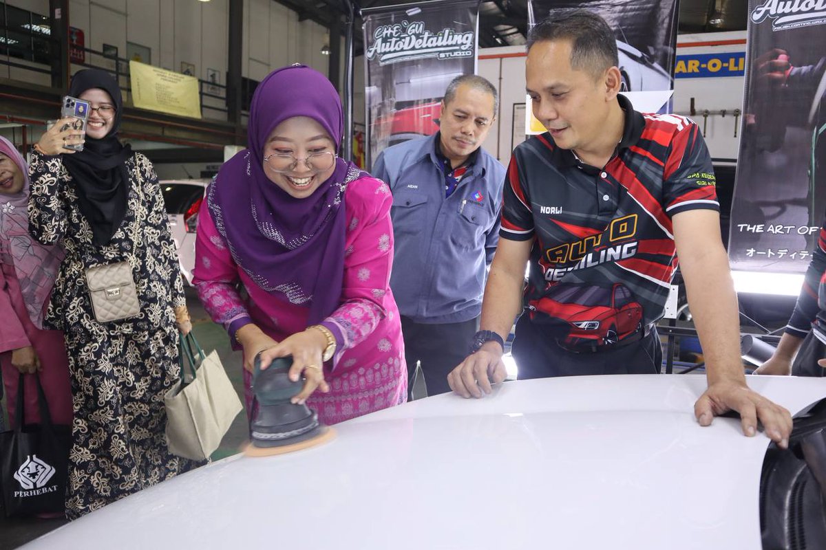 PERHEBATMy's tweet image. KOLABORASI LATIHAN KEMAHIRAN UNTUK RESKILL &amp;amp; UPSKILL WARGA KEMAS DAERAH PETALING 

Intipati lawatan strategik ini bagi memberi pendedahan &amp;amp; ruang kerjasama dalam skop latihan kemahiran untuk guru &amp;amp; kakitangan KEMAS Daerah Petaling 

@KEMAS_Official 
#PERHEBAT #KEMAS #Visit