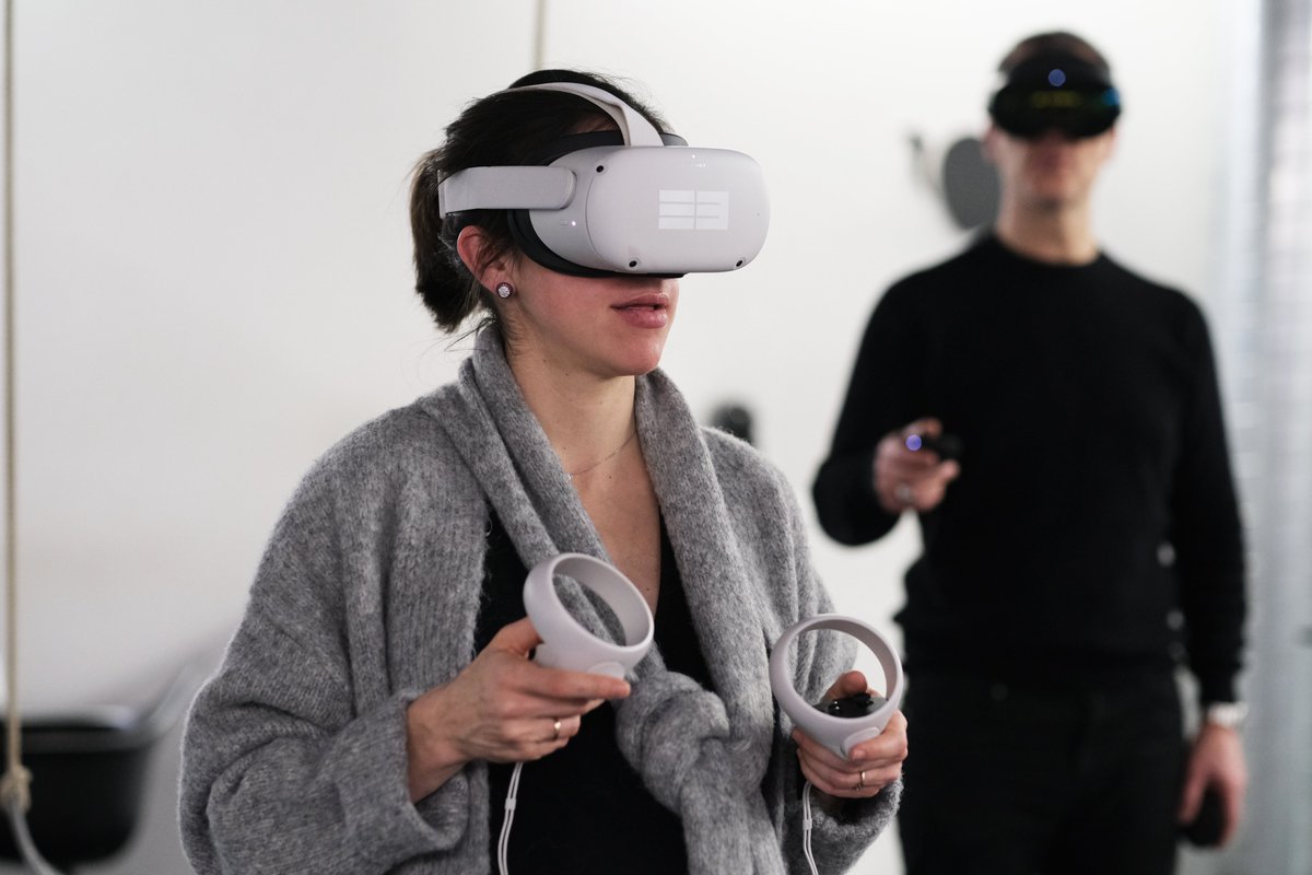 YOU_MEDIA's tweet photo. Nos encanta utilizar la tecnología y sus avances para llevar a nuestros clientes y sus proyectos a otra dimensión 🌐
La presentación de nuevos trabajos convive entre la realidad física y la realidad metavérsica.
#ThinkPunk #Dsign #10ve 🤘🖤 https://t.co/XWJVUQcXLI