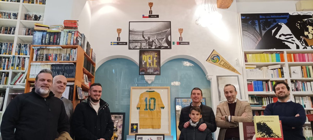 DelaRosaFC's tweet photo. Buen rato anoche hablando de fútbol en @libroslaberinto en la inauguración de la exposición "El legado de O REI Pelé" con el Delegado de Deportes Jesús Alba @ciudadjerez, @Comoatitegusta1, Adrián Fernández, @hermanosbaba, @Jaimegd75, Manolo Romero... https://t.co/zPohVBvrPh