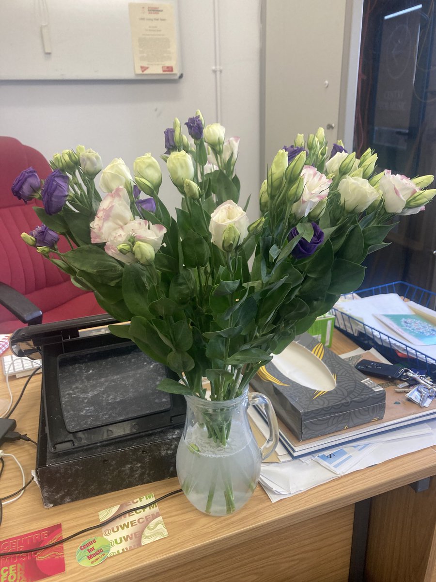 When your colleague gives you flowers just “to bring good vibes” 🥰 #WhatATeam #TeamUWE