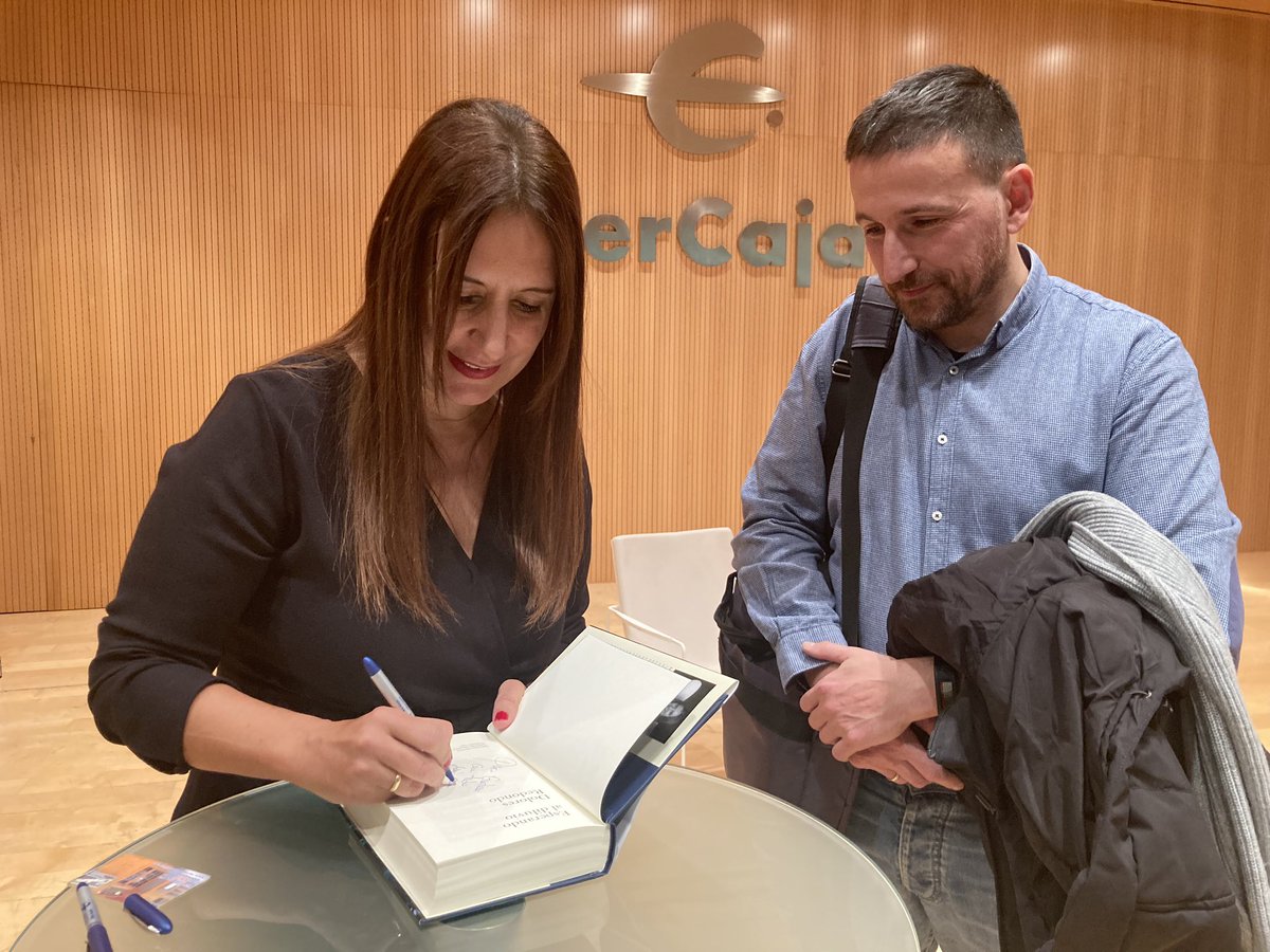 HCris25's tweet image. Mucha gente si pero merece la pena escucharte en la charla previa a la firma y poder intercambiar breves palabras. Que sigas promocionando y sobre todo escribiendo para que podamos verte y leerte. #librosqueimportan