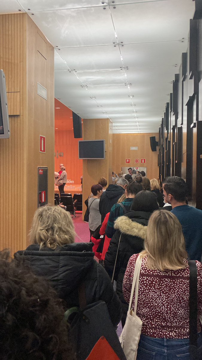 HCris25's tweet image. Mucha gente si pero merece la pena escucharte en la charla previa a la firma y poder intercambiar breves palabras. Que sigas promocionando y sobre todo escribiendo para que podamos verte y leerte. #librosqueimportan