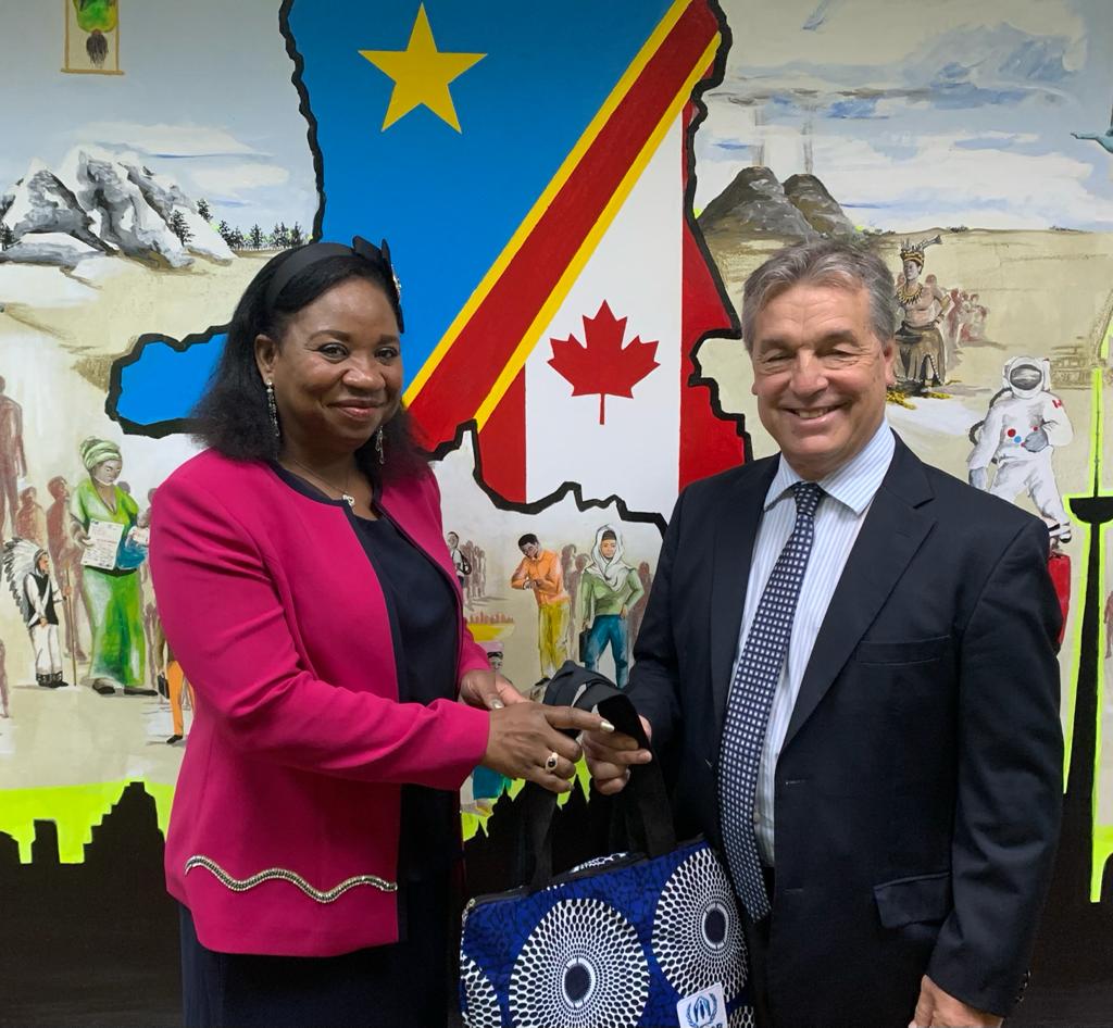 CanadaRDC's tweet image. Le #HCR fournit des services vitaux aux déplacés internes lorsque les communautés sont attaquées en RDC et ailleurs. L'Ambassadeur du Canada est ravi d'avoir échangé avec @DikongueAngele, Représentante Résidente du @UNHCR_DRC sur la situation actuelle et le soutien du Canada.
