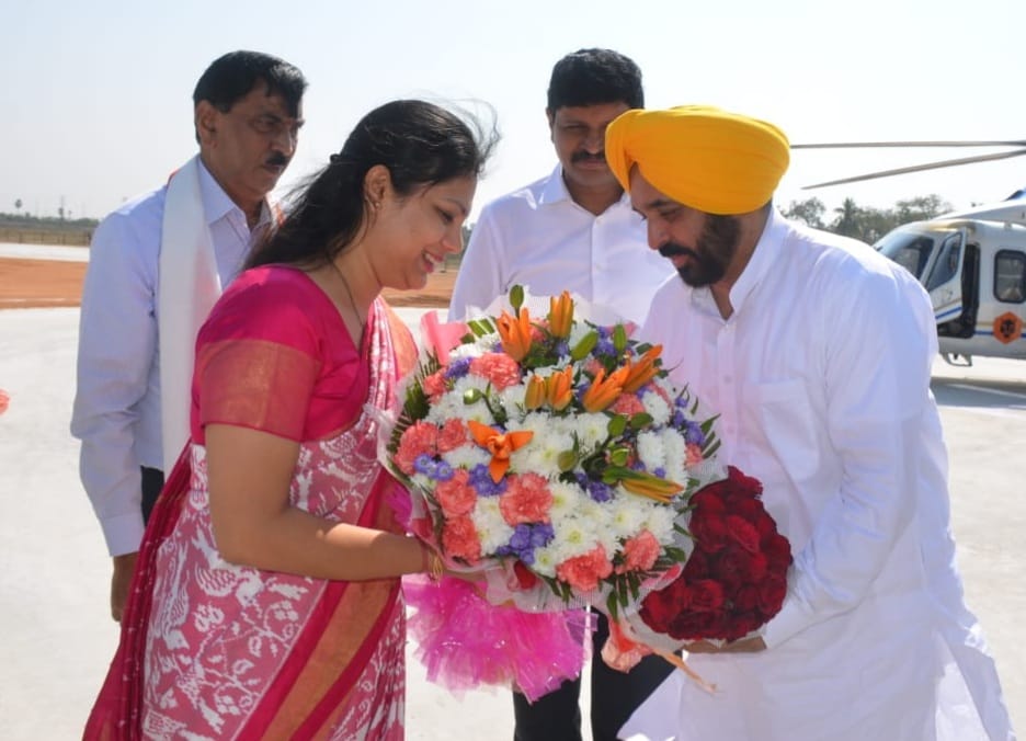 RAJUKOMPELLY5's tweet photo. యాదాద్రి శ్రీ లక్ష్మీనరసింహస్వామి క్షేత్రాన్ని దర్శించుకున్న ముగ్గురు రాష్ట్ర ముఖ్యమంత్రులు,మాజీ ముఖ్యమంత్రి, జిల్లా కలెక్టర్ @PamelaSatpathy,అడిషనల్ కలెక్టర్ @ACLB_Yadadri @Collector_YDR తదితరులు@TelanganaCMO @ArvindKejriwal @BhagwantMann @yadavakhilesh @RachakondaCop https://t.co/n3cMOS15P1