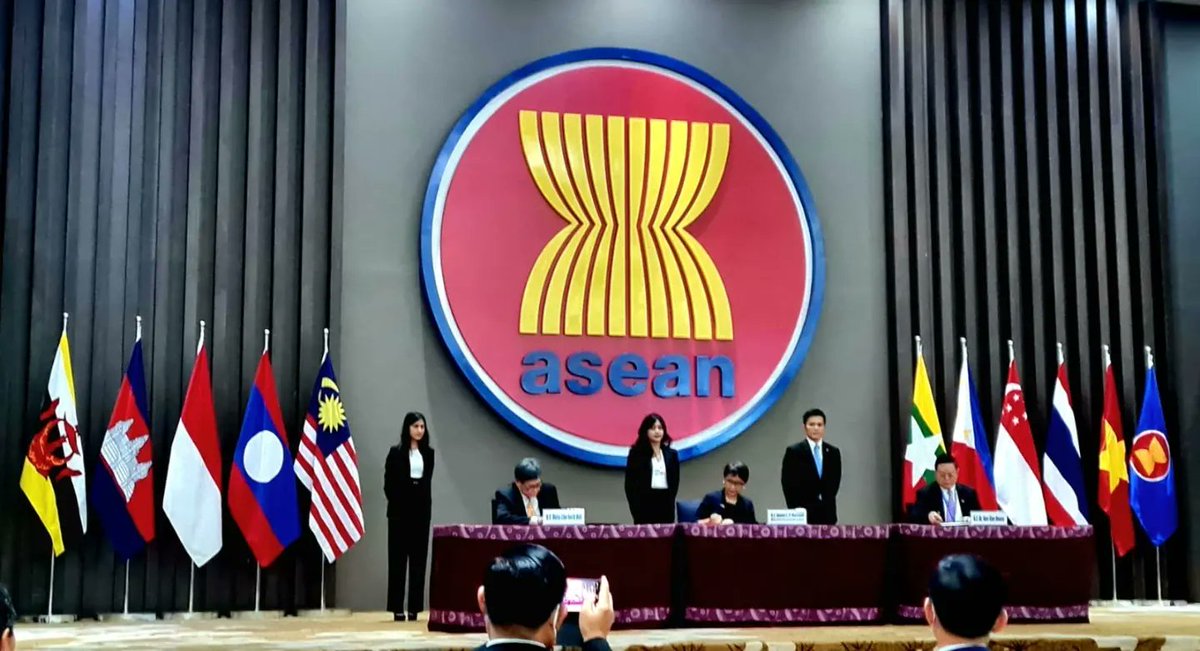 BahrainEmbIND's tweet image. شاركت سفارة مملكة البحرين في جاكرتا ولدى الآسيان في حفل تنصيب الأمين العام الجديد لرابطة الآسيان سعادة السيد كاو كيم هورن، وتتولى الجمهورية الإندونيسية الرئاسة الدورية للرابطة لهذا العام.