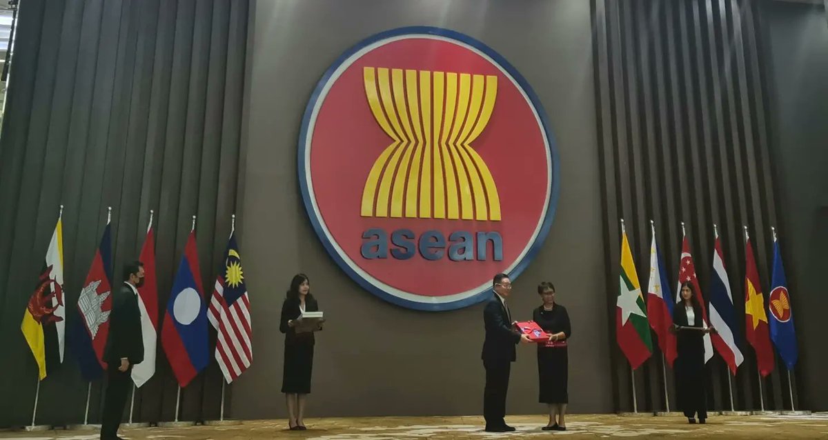 BahrainEmbIND's tweet image. شاركت سفارة مملكة البحرين في جاكرتا ولدى الآسيان في حفل تنصيب الأمين العام الجديد لرابطة الآسيان سعادة السيد كاو كيم هورن، وتتولى الجمهورية الإندونيسية الرئاسة الدورية للرابطة لهذا العام.