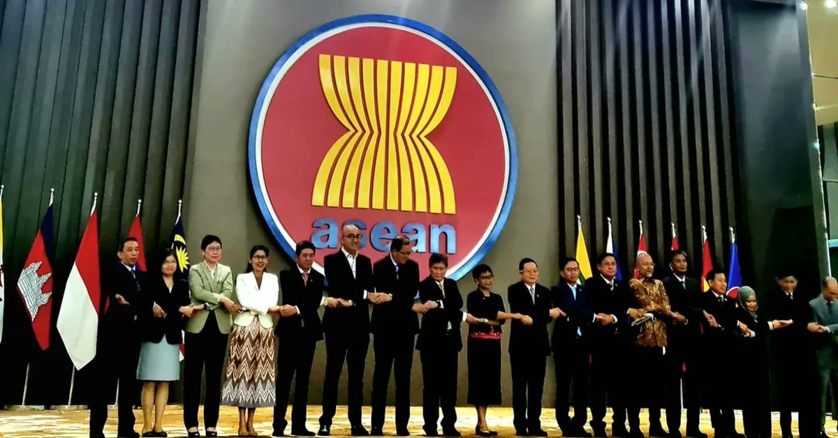 BahrainEmbIND's tweet image. شاركت سفارة مملكة البحرين في جاكرتا ولدى الآسيان في حفل تنصيب الأمين العام الجديد لرابطة الآسيان سعادة السيد كاو كيم هورن، وتتولى الجمهورية الإندونيسية الرئاسة الدورية للرابطة لهذا العام.