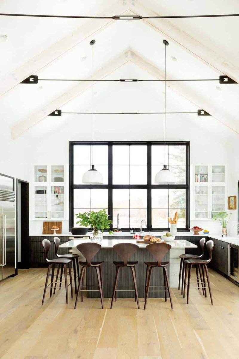 Modern farmhouse-inspired home with dramatic views of the Grand Tetons onekindesign.com/2018/09/11/mod…