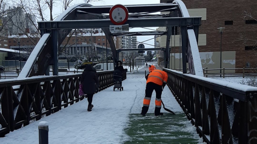 VG_elurranieve's tweet photo. ℹ️ Plan de intervención en nevadas. 
🚧❄️ Trabajos de limpieza. 

📍Barrio de Zabalgana. 

#NieveVG https://t.co/9zpbPlTVfE