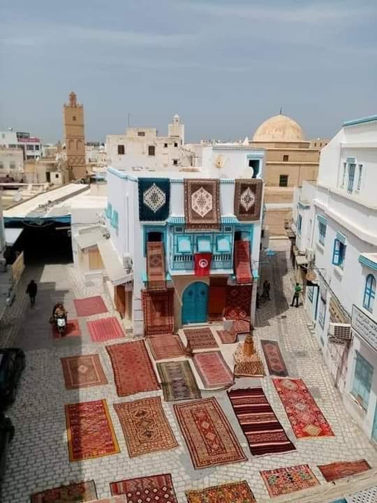 saiid_aljabri's tweet photo. السلام عليكم ورحمة الله وبركاته 
الزربية  #المغربية وطريق صناعتها من مدينة #تازناخت ما شاء الله تبارك الله ، تعاونية تازناخت 
الزربية هيه السجادة ولها طابع مغربي في الزخرفه و تعدد الالوان الجميلة https://t.co/SZ3eQpVZ0e