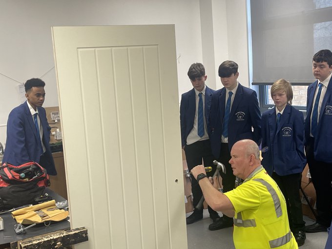 JennaEaton86's tweet photo. Back at the Lowry Academy yesterday with some of our Joiners who gave the Year 10 construction students a great demonstration on fitting doors, fixtures and fittings @yourseddon @NicolaHodkinson
#careersinconstruction #constructionapprenticeships #inspringpeople https://t.co/9du35VhP0l