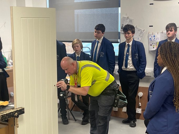 JennaEaton86's tweet photo. Back at the Lowry Academy yesterday with some of our Joiners who gave the Year 10 construction students a great demonstration on fitting doors, fixtures and fittings @yourseddon @NicolaHodkinson
#careersinconstruction #constructionapprenticeships #inspringpeople https://t.co/9du35VhP0l