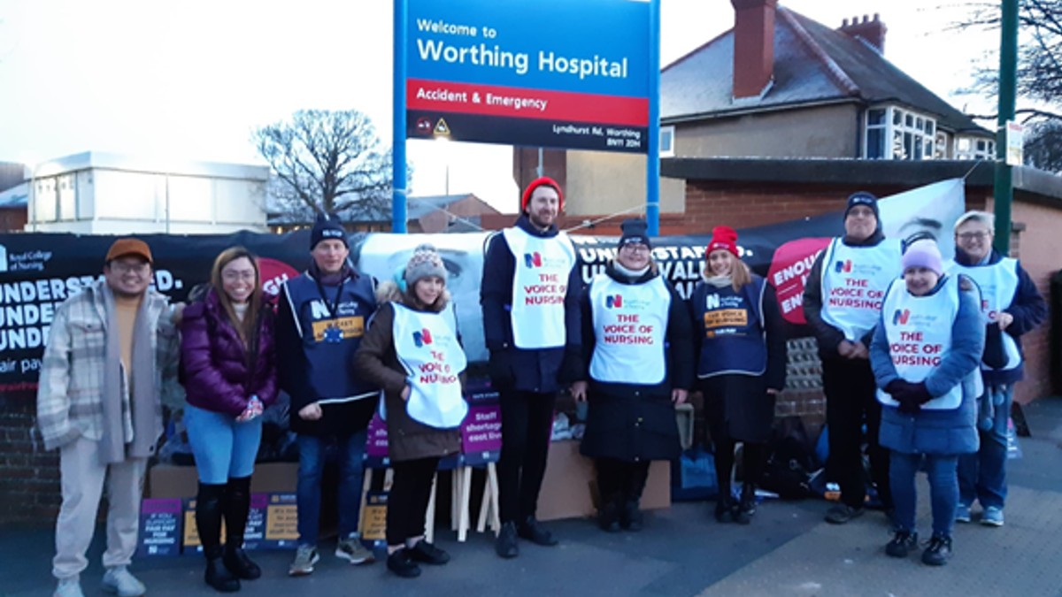 SouthEastRCN's tweet photo. Lovely to see so many faces join us on the picket lines already this morning. Day 3 of strike action is well underway across South East Region!

📸 Remember to tag us in your pictures and videos and make your voices loud and clear as we strike for #FairPayForNursing

#RCNStrike https://t.co/pDLa352hXs