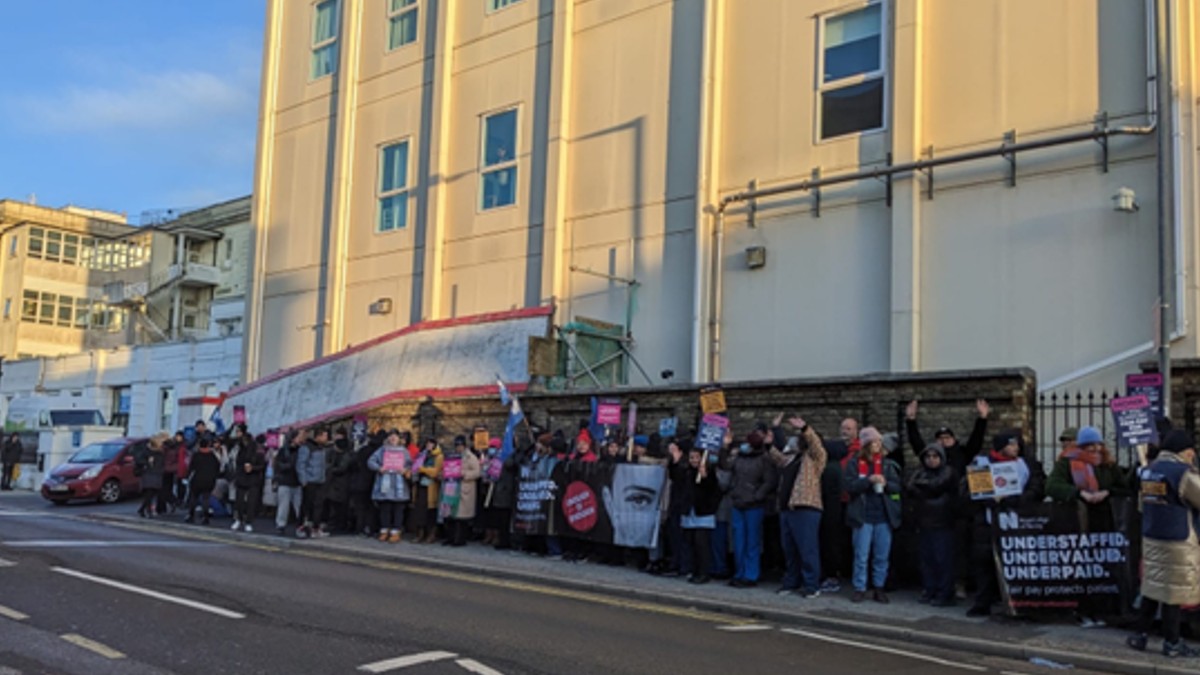 SouthEastRCN's tweet photo. Lovely to see so many faces join us on the picket lines already this morning. Day 3 of strike action is well underway across South East Region!

📸 Remember to tag us in your pictures and videos and make your voices loud and clear as we strike for #FairPayForNursing

#RCNStrike https://t.co/pDLa352hXs