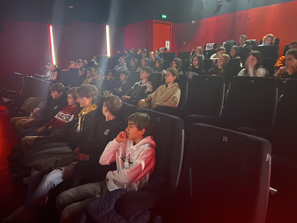 Wesolowluce's tweet photo. #PEAC #PASSCULTURE #ADAGE #DAAC Félix Mayol , Félix et moi au Six N’etoiles de @6fourslesplages @CE_FontdeFillol @LaetitiaOucher1 Classes Patrimoine 4F et 3F projection et rencontre avec Luc Benito réalisateur @CroisonnierH @cbf0683 @AcademieNice https://t.co/TPVhbKDEZV