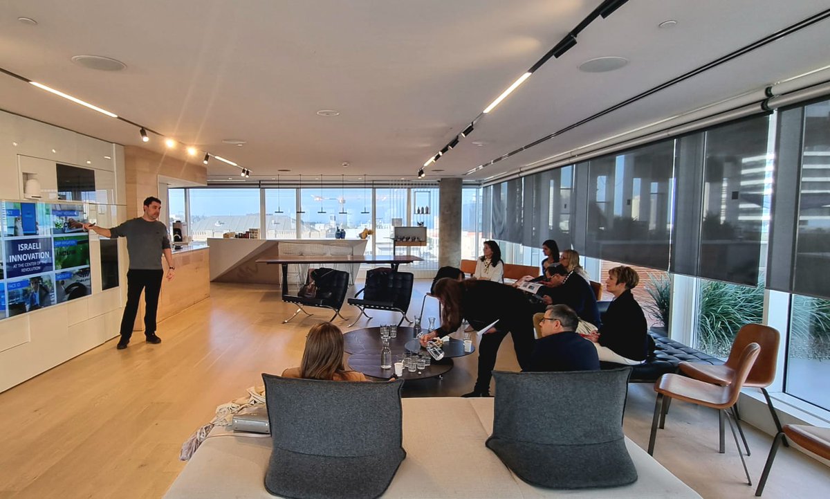 📸La consejera #EcoGobCan y el director de la <a href="/agenciaiisi/">ACIISI</a> conocen, durante la segunda jornada de la visita institucional a #Israel, la labor de la organización sin fines de lucro <a href="/sncentral_/">Startup Nation Central</a> para conectar el ecosistema de #innovación del país con el resto del mundo 🇮🇱