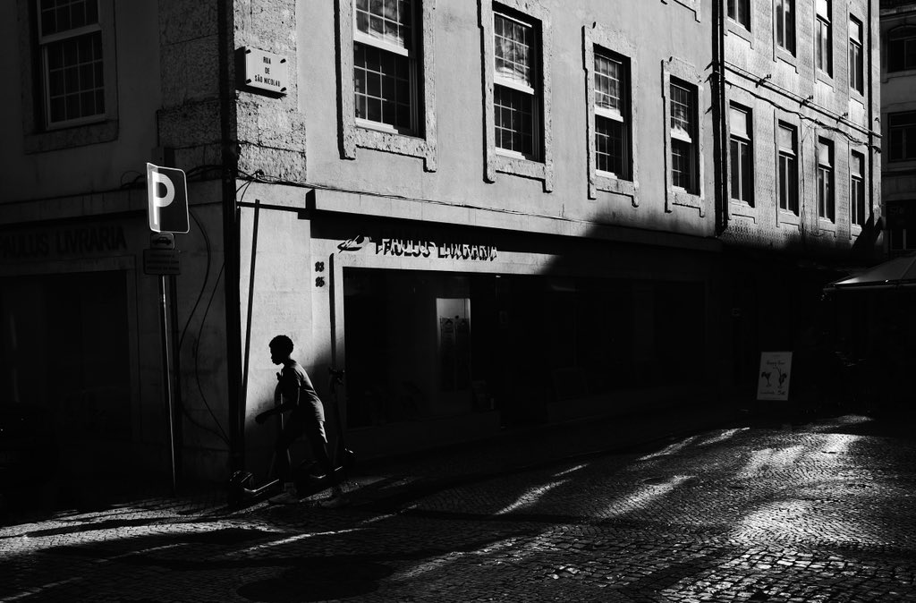 #alfama #lisboa🇵🇹 #portugal #pracadocomercio #lisbostreet #fujifilmxpt_rua #lisboalive #Lisboa #streetphotography #portugallovers #luxembourgphotographer #royalshotzlux #slp040 #slprepost #streetphotography #street  #streetstyle #streetphotographer #streetislife #blackandwhite