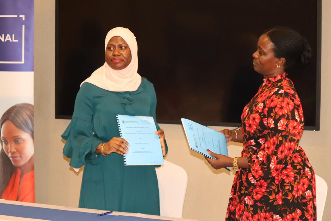 VickyVaroh's tweet photo. On behalf of @GovUganda &amp; @MoICT_Ug, Min. @Hon_Ssebugwawo pledged to  provide all the necessary support required to ensure that this partnership is a success.

She further urged @uictug &amp; @InnovationHubUg to take lead in executing this MoU.

#ICTWorksUg #DigitzeUg https://t.co/eTnVx4iNN4
