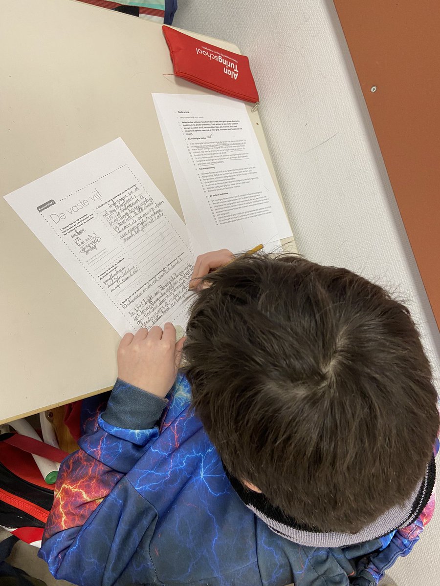 Mijn stagiaire geeft een les over Srebrenica. Inhoudelijk lesdoel, aantekening maken en als verwerking een tekst schrijven. #lekkerbezig <a href="/Turingschool020/">Alan Turingschool020</a>