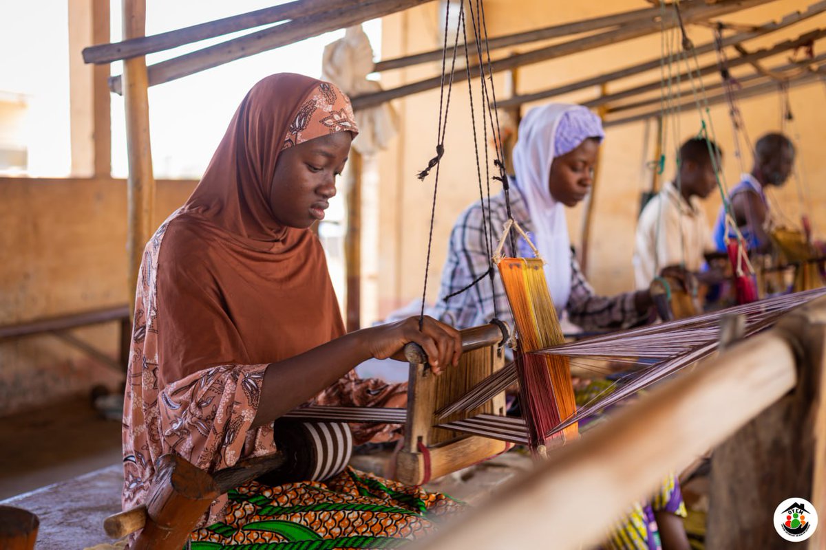 ArmiyawoOdjo's tweet photo. Visite du centre artisanal des tisserands de Bafilo.
Du tisserand passant par le confectionneur et le tailleur jusqu'au vendeur dans la boutique, il s'agit d'un vrai travail d'équipe à la chaîne mettant en évidence la solidarité et le vivre ensemble.
@Tgtwittos #OyemOdjo #Bafilo https://t.co/pfV5YW8QIh