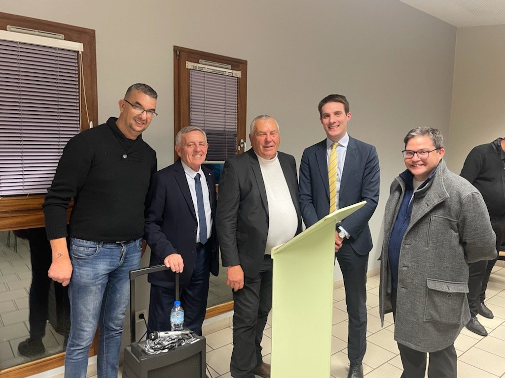 C_GirardRN's tweet photo. Autour de Monsieur le Maire Jean-Paul Comte, d'un Conseiller Municipal, de Monsieur le SecrĂ©taire gĂ©nĂ©ral de la PrĂ©fecture Paul-François SCHIRA et du SecrĂ©taire de Monsieur le Prefet, pour les traditionnels vĆux de la commune de #Mallemoisson. https://t.co/lnV9ZG9CVR