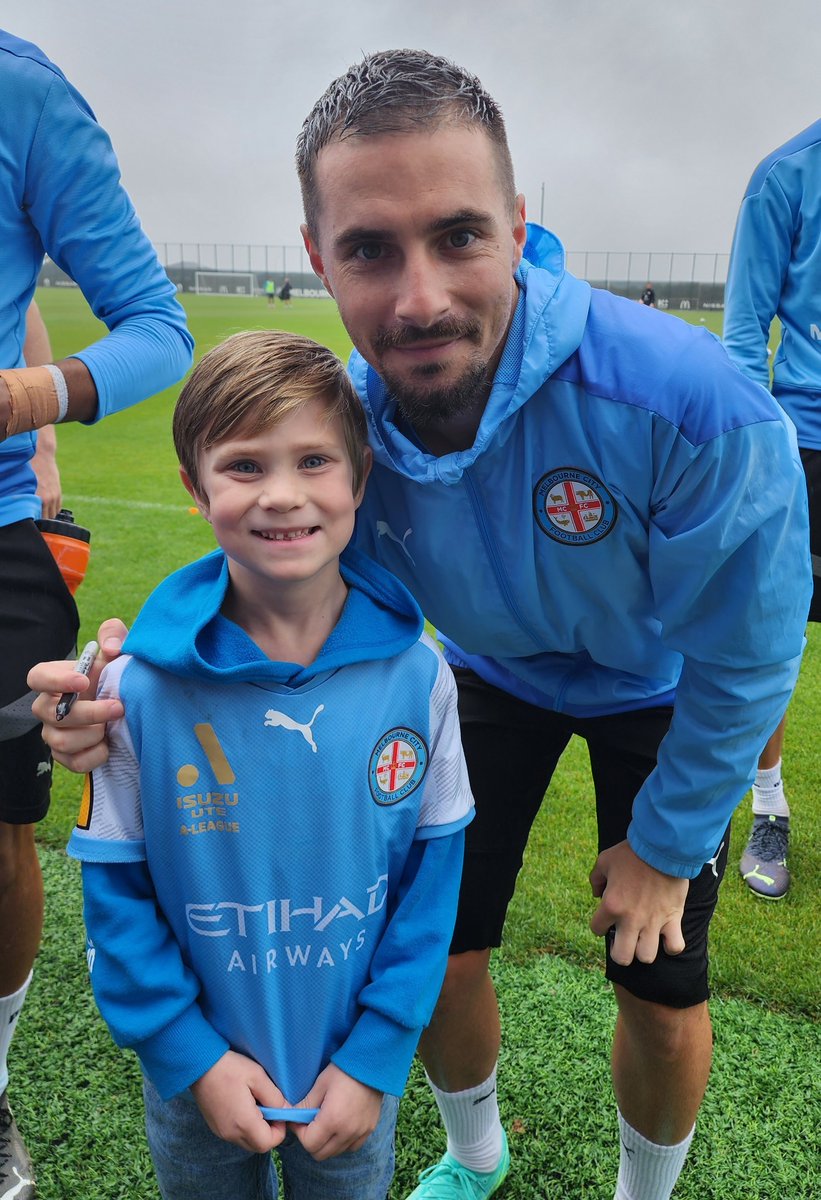 jpitch91's tweet photo. @MelbourneCity thanks for the chance to watch the guys train & the team for the time they took for the kids after they loved watching and meeting their heros 👏 @ScottJamieson @scottgalloway31 @andrewnabbout @aidenoneill98 @richardvdvenne @florinberenguer #nextnextgeneration https://t.co/QLc2rYHznN