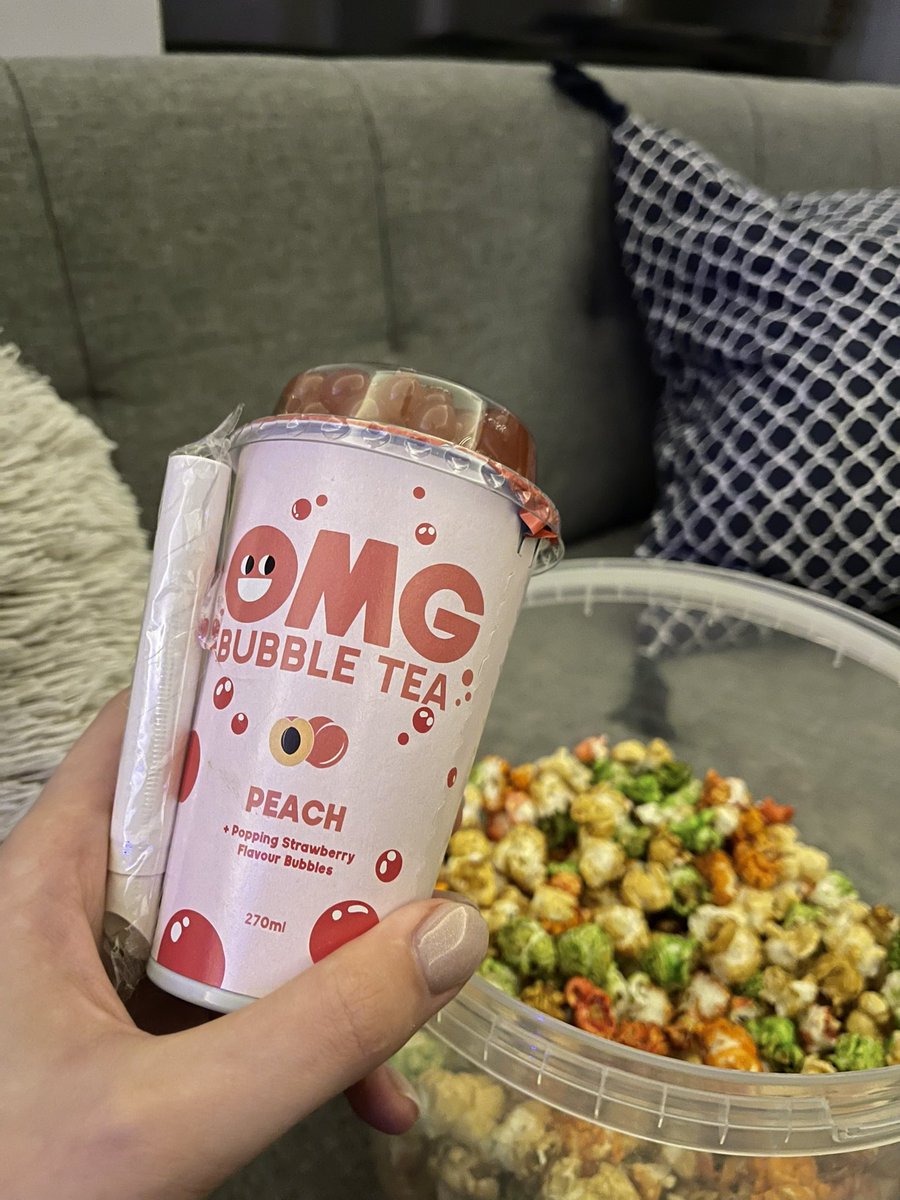 samie_chan's tweet photo. 🍓 netflix night https://t.co/Qrxtl8qvc9