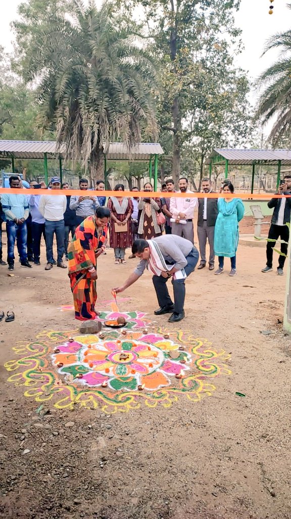 Dist_Kendujhar's tweet photo. ଜିଲ୍ଲାପାଳ କେନ୍ଦୁଝରଙ୍କ ଦ୍ୱାରା ଭଗାମୁଣ୍ଡା ସାପ୍ତାହିକ ବଜାର ନିକଟରେ ଏକ "ମହିଳା କୃଷକ ବଜାର" ର ଶୁଭଉଦଘାଟନ କରାଗଲା I

ଏହି ବଜାର ମଧ୍ୟରେ ବିକ୍ରୟ କେନ୍ଦ୍ର, ସାର ଓ ମଞ୍ଜି ଘର, ସୌର ଚାଳିତ ଶୀତଳ ଭଣ୍ଡାର, ପରିବା ବଛା ଖଳା ଇତ୍ୟାଦି ନିର୍ମାଣ କରାଯାଇଛି । ଏହାଦ୍ୱାରା ମହିଳା ଚାଷୀ ମାନେ ବଜାରକୁ ଆଣୁଥିବା ପନିପରିବାକୁ ସହଜରେ..
1/2 https://t.co/bEhCRqVeY0