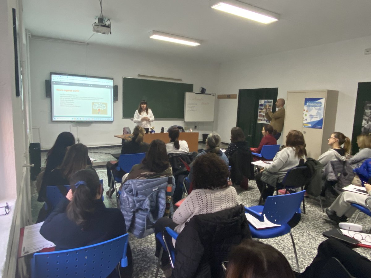 CPRBADAJOZ's tweet photo. 🇪🇺@antoniocumpli del @cdsabadajoz comparte su experiencia de MLD (larga duración) #ErasmusPlus con Iwona del IX LO Norwid Czestochova 🇵🇱 y su #impacto en toda la Comunidad Educativa @sepiegob @UpeBadajoz @InnovacionForm #CPRErasmusPlus https://t.co/KFkSGub8pn