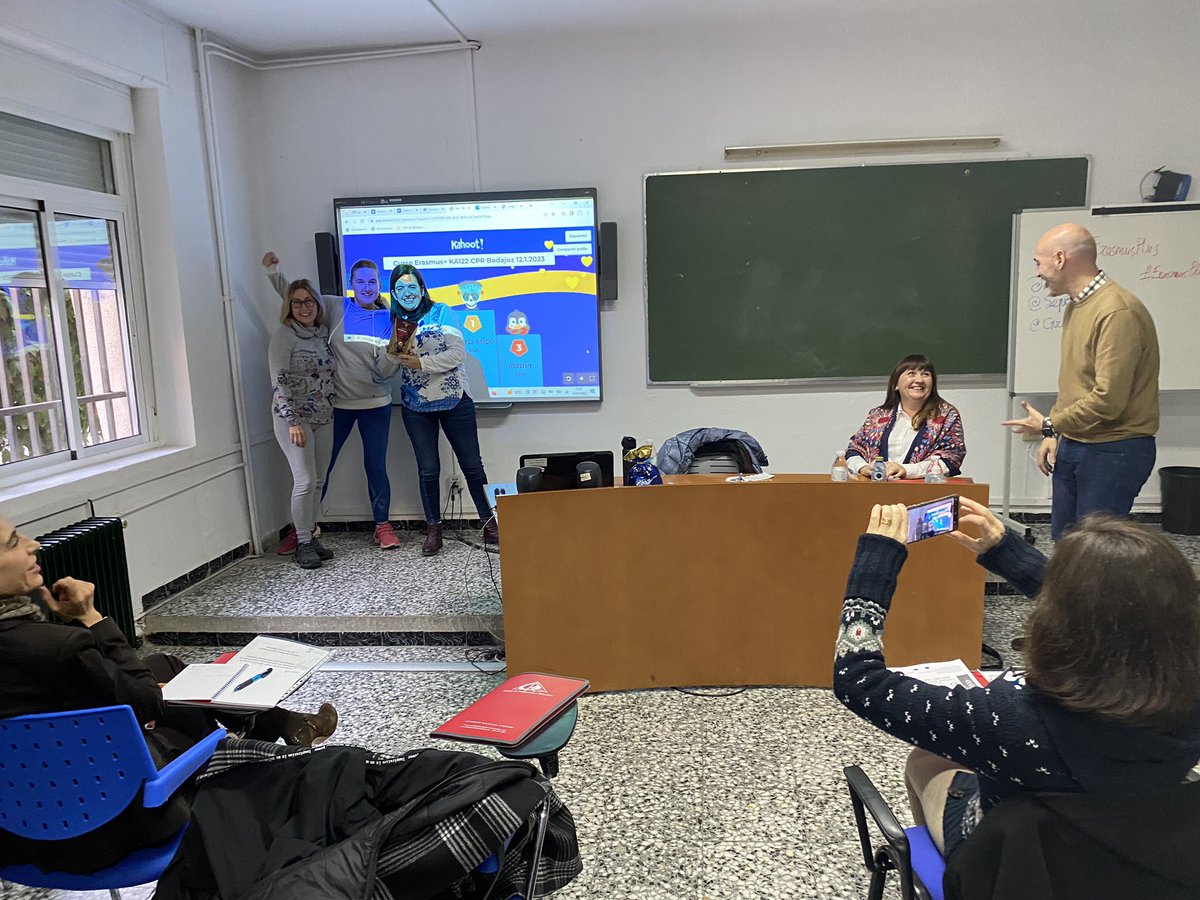 CPRBADAJOZ's tweet photo. 🇪🇺@antoniocumpli del @cdsabadajoz comparte su experiencia de MLD (larga duración) #ErasmusPlus con Iwona del IX LO Norwid Czestochova 🇵🇱 y su #impacto en toda la Comunidad Educativa @sepiegob @UpeBadajoz @InnovacionForm #CPRErasmusPlus https://t.co/KFkSGub8pn