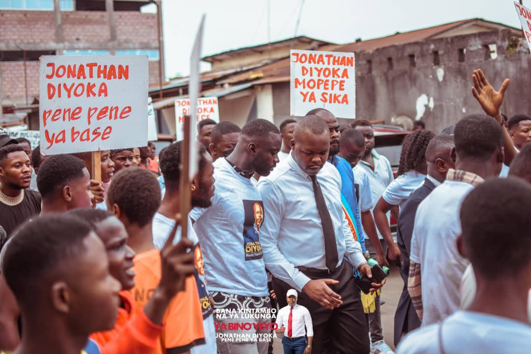 DiyokaDaniel's tweet photo. Mardi 17 janvier 2023. 
Ensemble avec les habitants de Lukunga, nous avons accompagné l’un des leaders de notre circonscription @diyoka_jonathan remplir son devoir patriotique en s’enrôlant &amp; en sensibilisant la jeunesse sur les enjeux électoraux. https://t.co/zqQmhh2hCd