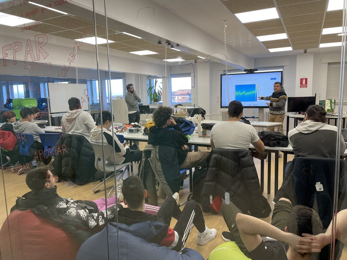 rio_tormes's tweet photo. Hoy en nuestro proyecto @CircularFp aprendemos sobre la tecnología LoRaWAN, visitamos la instalación LoRa del centro y trabajamos con los sensores de temperatura 🌡️ y humedad 💧
#CircularFP #EconomiaCircular ♻️🌱🍃🌾 https://t.co/wbi16U3fVM