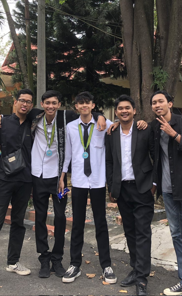 dearsomeonee7's tweet photo. with the boys https://t.co/EB0jzTJ6hi