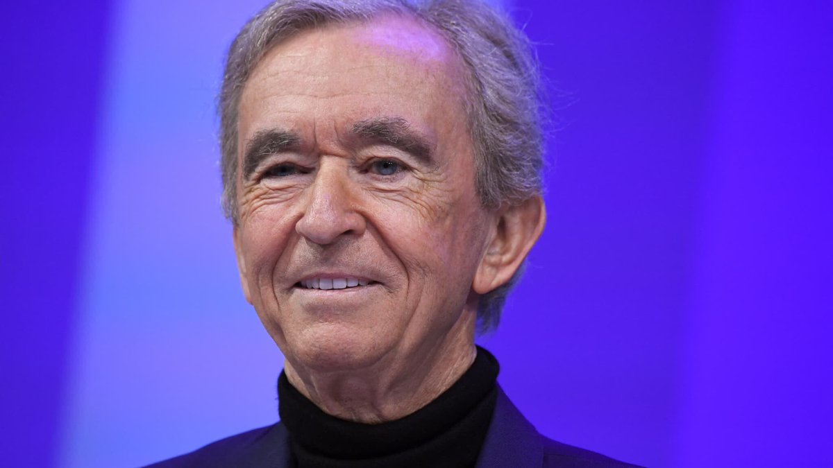 BFMTV's tweet photo. Bernard Arnault est désormais plus riche que Bill Gates et Warren Buffett réunis
https://t.co/wONC8KS0z2 https://t.co/nICshaGq0C