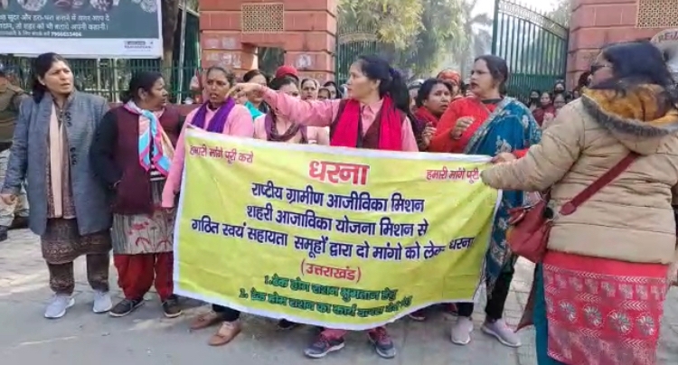 NewsReporterNe1's tweet photo. महिला स्वयं सहायता समूहों से जुड़ी सैंकड़ों महिलाओं ने गांधी पार्क से रैली निकालकर विरोध प्रदर्शन किया है।
.
https://t.co/Y0jLZtcXxP
.
.
#Hundredsofwomen #womenassociated #rally #GandhiPark #protested #latestnews #newsreporternetwork https://t.co/JRnrmVkvRI