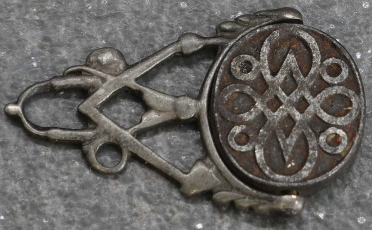 whitegoldsword's tweet photo. Interesting this. Reportedly #CharlesEdwardStuart, circa 1752. The silver attachments appear to be a configuration of compass & set-square, thus Masonic. The top is most interesting as it reflects the arch within Royal Arch #Freemasonry then a non-#Hanoverian degree. Comments? https://t.co/vQ63clsHbx