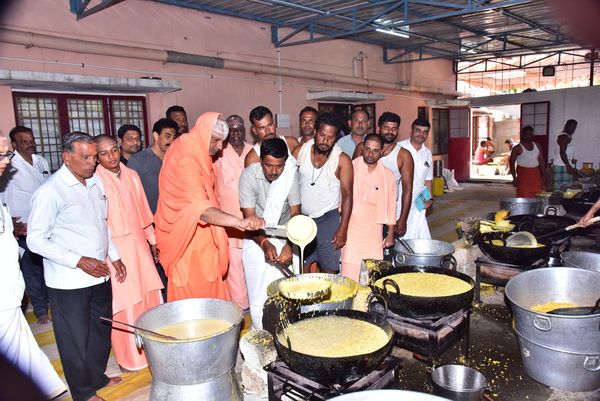 mahavidyapeetha's tweet photo. ಸುತ್ತೂರು ಜಾತ್ರಾ ಮಹೋತ್ಸವದ ಪ್ರಯುಕ್ತ ಅನ್ನ ದಾಸೋಹವು ದಿನಾಂಕ 17.01.2023ರಂದು ಪ್ರಾರಂಭವಾಗಿದ್ದು ನಿರಂತರ ದಿನಾಂಕ 23.01.2023ರವರೆಗೆ ಮುಂದುವರಿಯುತ್ತದೆ. 
.
.
.
.
.
.
#suttur #sutturmath #srimath #jss #jssmahavidyapeetha #jssinstitutions #templefair #jathramahotsava #fair https://t.co/YPzVHS6X2N