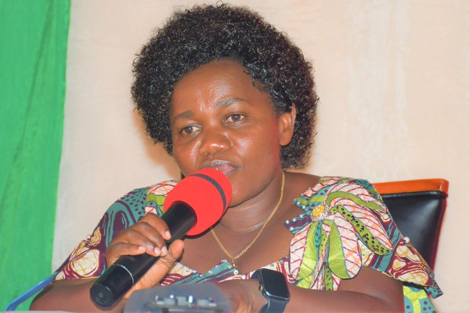 Ikiriho's tweet photo. Le #Burundi engage la vitesse supérieure dans sa politique de promotion de la minorité #Twa, une de ses 3 composantes ethniques longtemps marginalisée. "Les lauréats #batwa de l'examen d’État auront des bourses d'études à l'étranger"-Annonce de @GenreMinistere, elle aussi #mutwa https://t.co/x8zzELY13f