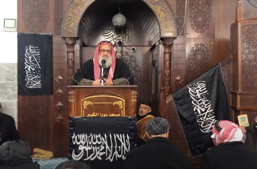 الفلسطيني يوسف مخارزة الذي اعتاد مهاجمة دول الخليج والأردن ببذاءة :
- عضو حزب التحرير"تنظيم القاعدة"
- من أهالي بلدة الظاهرية بالخليل .
- عام 2006 م قام ببيع أرض لرجل أعمال اسرائيلي ،بنى عليها مصانع "ميتاريم" ، تحديداً على شارع 60 الذي يربط الظاهرية بمستوطنة شمعة
——-
تحياتي 🌷