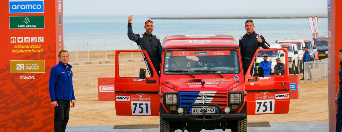 Armee_de_lair's tweet photo. En ce début d’année, le SCH Mickaël, blessé de guerre, a piloté la Peugeot P4 de l’écurie Frère d’Armes sur les mythiques pistes du Rallye Dakar.
Défi relevé pour le SCH Mickaël et son copilote de l'armée de Terre, l'adjudant Philippe, en parcourant l'Arabie saoudite sur 8 000km. https://t.co/ARjHf7cgBS