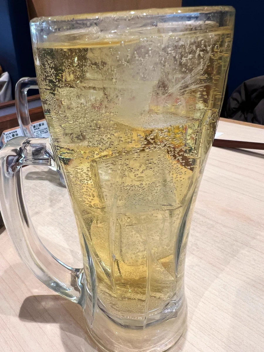 ハイボールを知らない店員さんが作ったと思われる原液100％のハイボール見つかるｗ