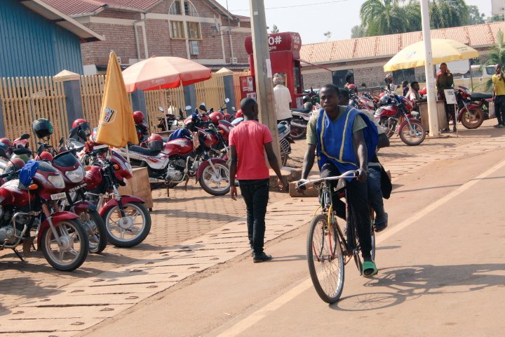 GisagaraDistr's tweet photo. Nonaha 18/01/ 2023:
Muri gahunda ya "GERAYO AMAHORO", Ku bufatanye bw'Akarere ka #Gisagara na @Rwandapolice harimo kuba ubukangurambaga ku banyonzi n'abagenda n'amagare bwo gukoresha neza umuhanda mu rwego rwo kwirinda no gukumira impanuka.Hakozwe urugendo muri centre ya Ndora. https://t.co/7gFaUYWVH5