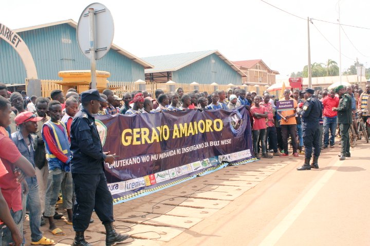 GisagaraDistr's tweet photo. Nonaha 18/01/ 2023:
Muri gahunda ya "GERAYO AMAHORO", Ku bufatanye bw'Akarere ka #Gisagara na @Rwandapolice harimo kuba ubukangurambaga ku banyonzi n'abagenda n'amagare bwo gukoresha neza umuhanda mu rwego rwo kwirinda no gukumira impanuka.Hakozwe urugendo muri centre ya Ndora. https://t.co/7gFaUYWVH5