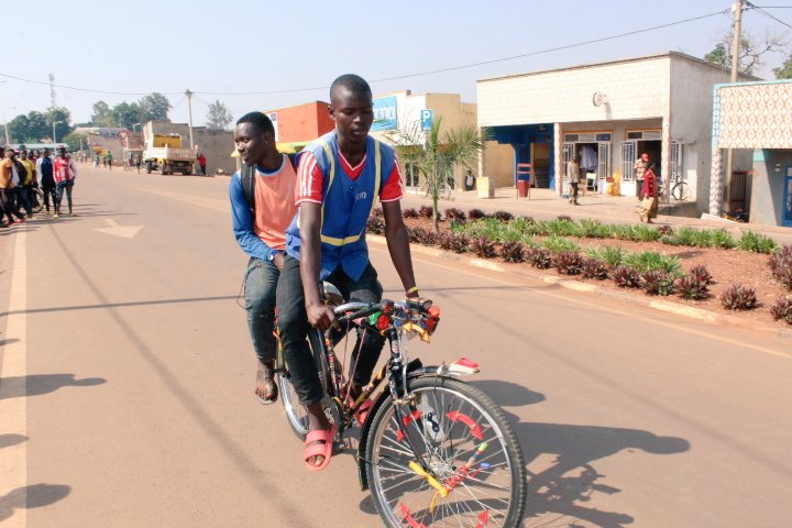 GisagaraDistr's tweet photo. Nonaha 18/01/ 2023:
Muri gahunda ya "GERAYO AMAHORO", Ku bufatanye bw'Akarere ka #Gisagara na @Rwandapolice harimo kuba ubukangurambaga ku banyonzi n'abagenda n'amagare bwo gukoresha neza umuhanda mu rwego rwo kwirinda no gukumira impanuka.Hakozwe urugendo muri centre ya Ndora. https://t.co/7gFaUYWVH5